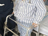 百岁老人摔倒致髋部骨折，入院24小时内手术，术后次日即下地康复锻炼